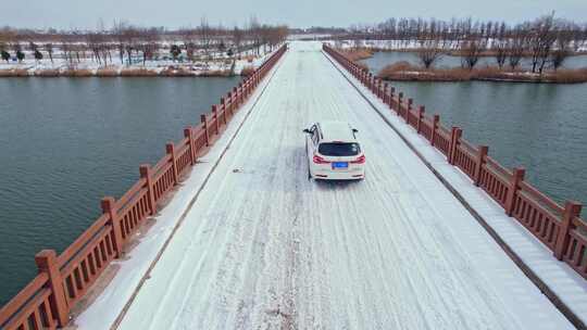 航拍汽车行驶在雪景中