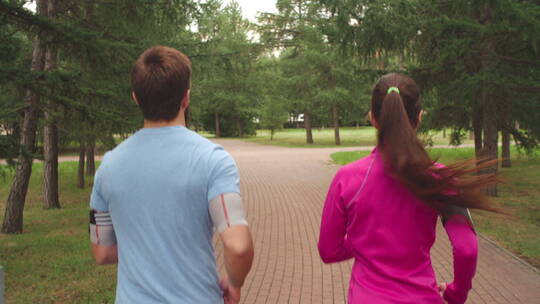 夫妇在公园慢跑