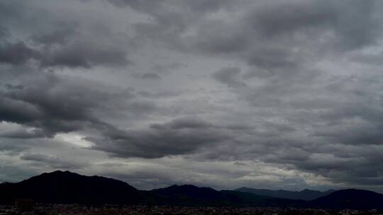 乡村阴天乌云延时天空山乌云密布暴风雨天气