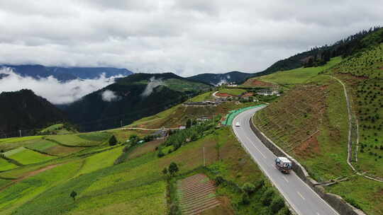 云南松茸航拍空镜半山路梯田顺丰车云层