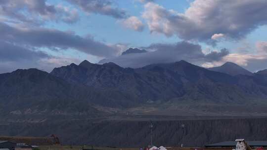 新疆独山子大峡谷清晨风光