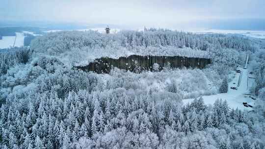 航拍雪山上的小镇白雪森林雪山山脉天际线