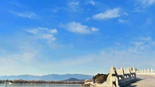 飞机在北京皇家园林颐和园上空飞过