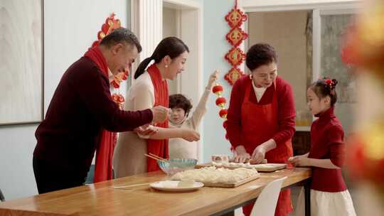冬至春节一家人开心包饺子快乐