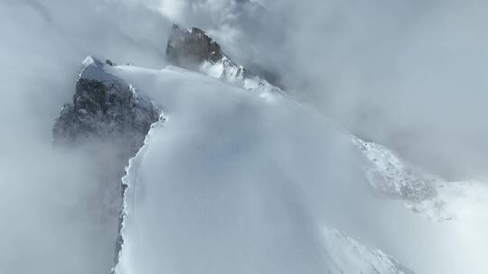 哈巴雪山：登山热门线路人生的第一座雪山