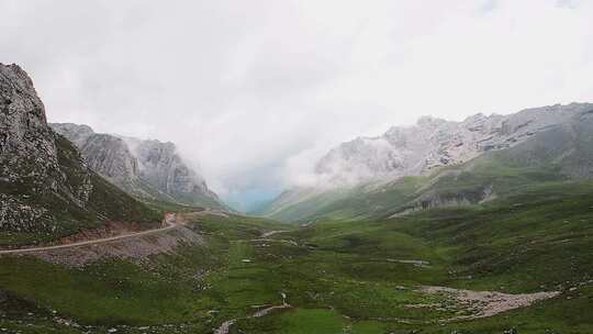 扎尕那草原云雾山峰公路