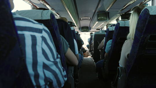 巴士上的一排排乘客座位