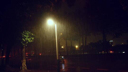 暴雨如注的台风夜晚，电闪雷鸣原声4k视频