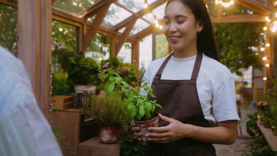 为顾客提供零售服务的花店雇员