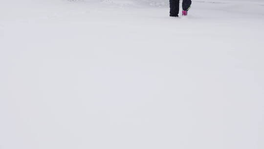 女人艰难的行走在雪地里