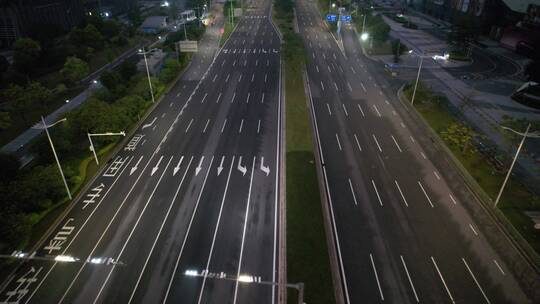 航拍凌晨的城市道路