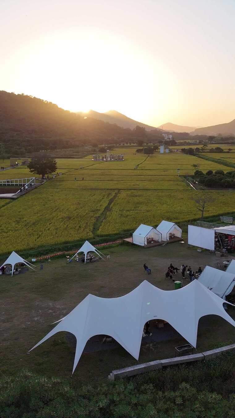 田野边的户外露营帐篷场景