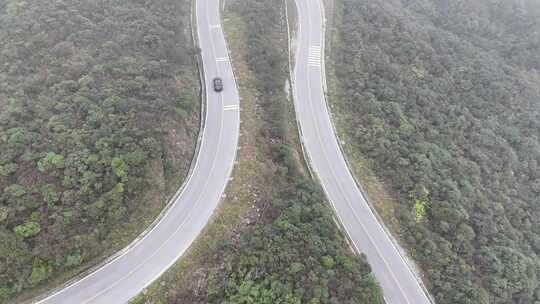 小车行驶在盘山公路