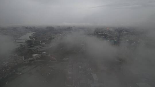 航拍城市雨后平流雾