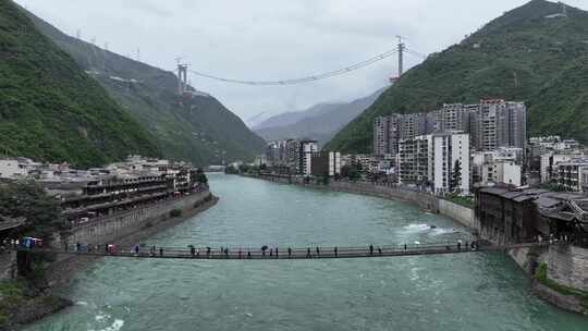 四川甘孜泸定县横跨在大渡河上的泸定桥近景