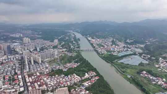 航拍福建龙岩汀江环绕的上杭县县城风光