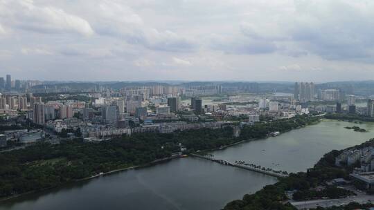 4K航拍广西南宁南湖城市风景蓝天白云天际线视频素材模板下载