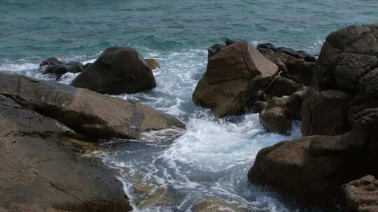 海南蜈支洲岛礁石海浪浪花升格视频