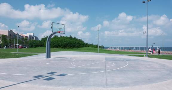 8k实拍海边篮球场