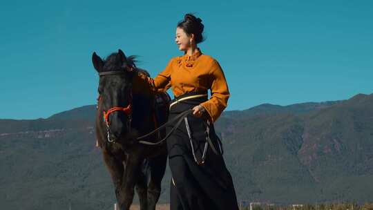 云南旅游丽江牵马骑马藏族美女视频素材模板下载
