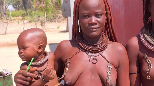 非洲妇女抱着孩子的肖像
