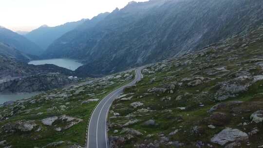 山景中蜿蜒道路的无人机镜头