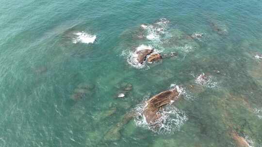 青岛海边海浪慢镜头海浪升格海浪拍打礁石