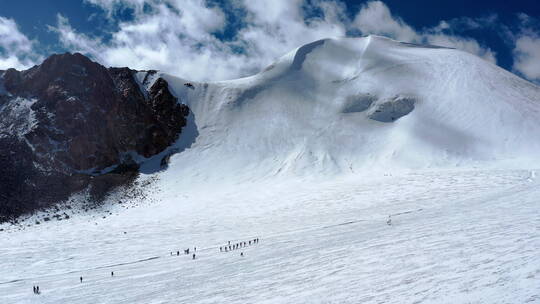 西藏拉萨当雄廓琼岗日雪山洛堆峰登山滑雪