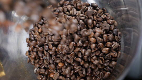慢动作下咖啡豆掉落