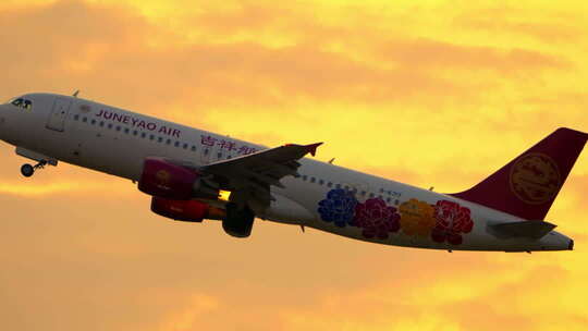 夕阳下飞机飞过天空