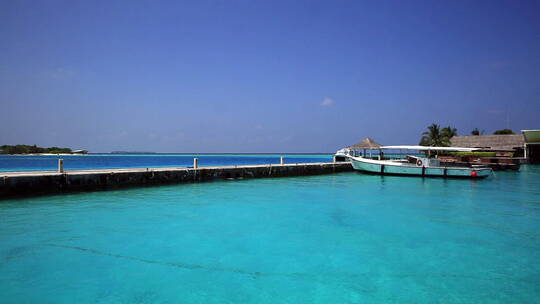 马尔代夫海岛上的摆渡船(2)