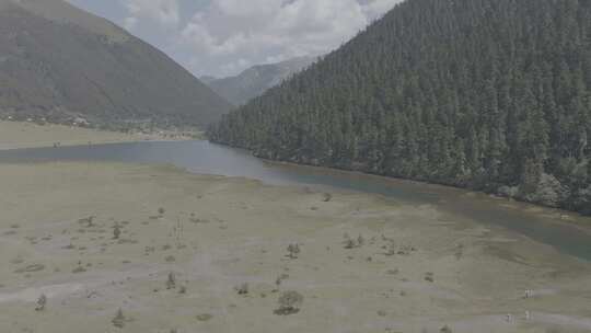 云南高山湖泊香格里拉无底湖航拍