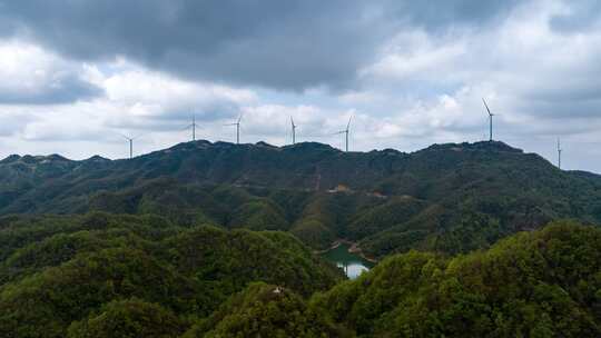 高山上的风电场航拍延时