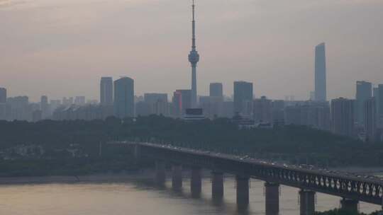武汉长江大桥龟山电视塔晚高峰城市交通