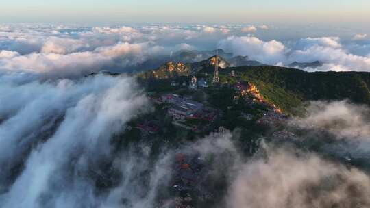 泰山之巅，云海奇观