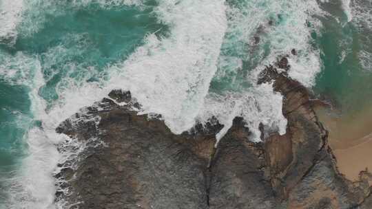 4K 海浪冲向海岸