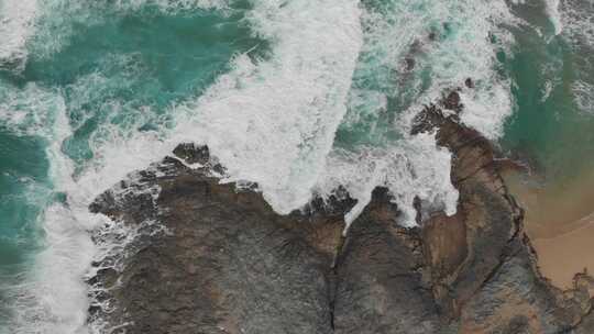 4K 海浪冲向海岸视频素材模板下载