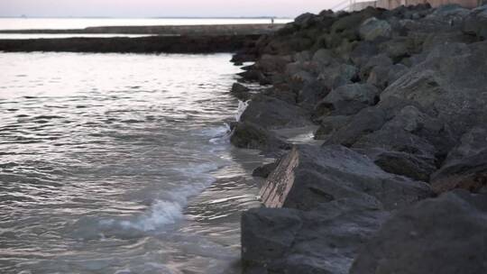 实拍海浪撞击岩石