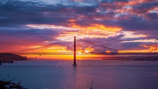大桥上的美丽日落