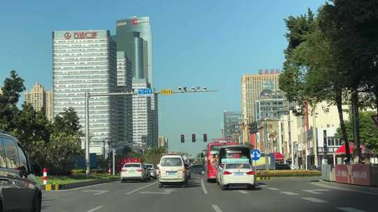 开车行驶在深圳道路车流交通城市车窗外风景
