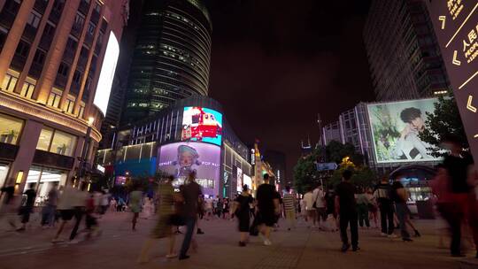 上海南京路步行街人流夜景