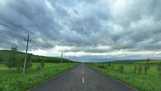 乡村公路风景 阴云密布下的田野风光