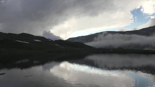 阴天黑暗天气中云上的山湖