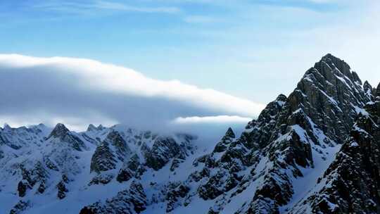 雪岭壮丽 云海翻腾 冬日纯净画卷