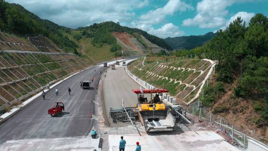 云南山区高速公路铺设路面建设工地视频