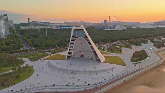 航拍落日晚霞下的烟台时光塔建筑风光全景