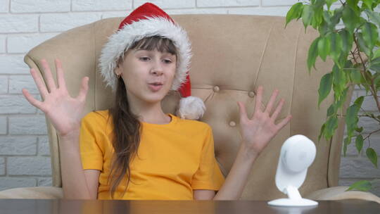 女孩戴着圣诞帽录视频