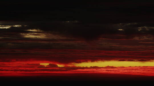 黑红色云在日落时分开