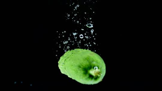 高速拍摄落入水中的黄瓜