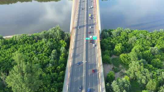 夏季城市河上现代桥梁汽车交通鸟瞰图
